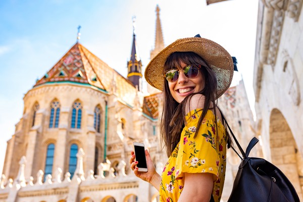 Joven viajera sonriendo en las afueras del Castillo de Budapest, Hungría.