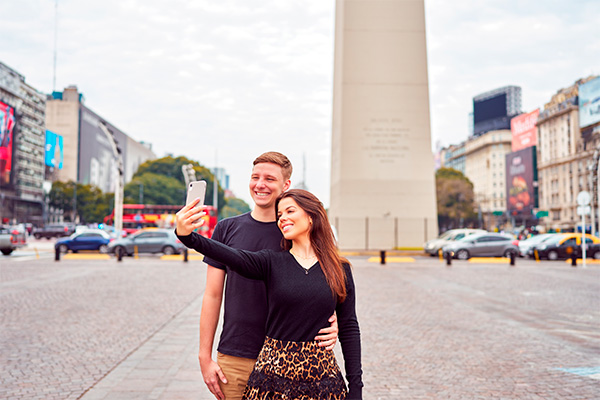 Una pareja se saca una selfie en el obelisco de Buenos Aires