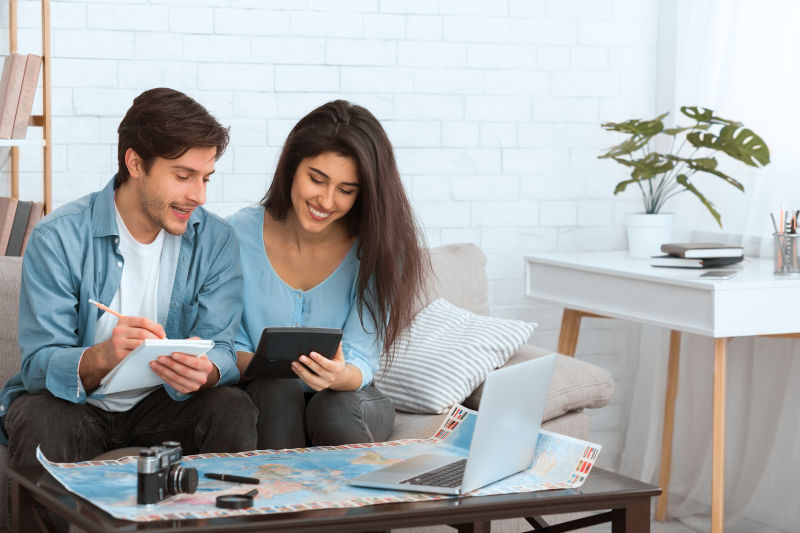 Una pareja feliz planificando su viaje