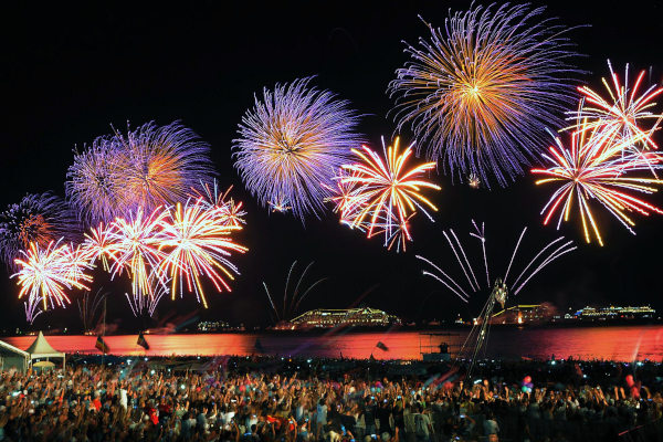 Fuegos artificiales en la víspera de Año Nuevo en la playa de Copacabana en Río de Janeiro.