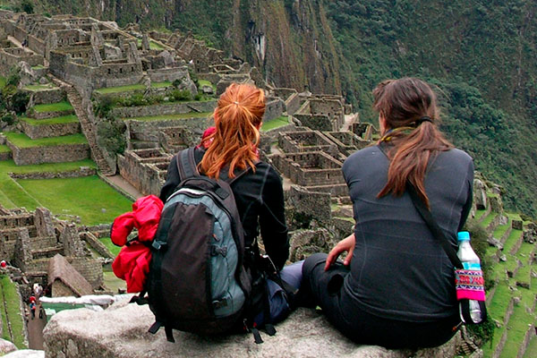 Dos mujeres observando las ruinas de Machu Picchu.