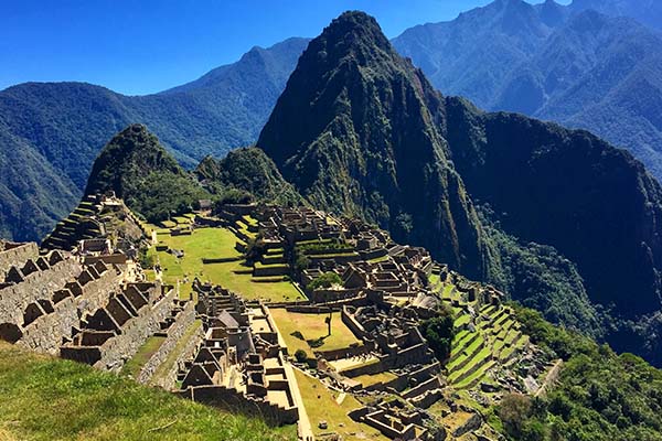 Vista completa en altura de las ruinas de Machu Picchu.