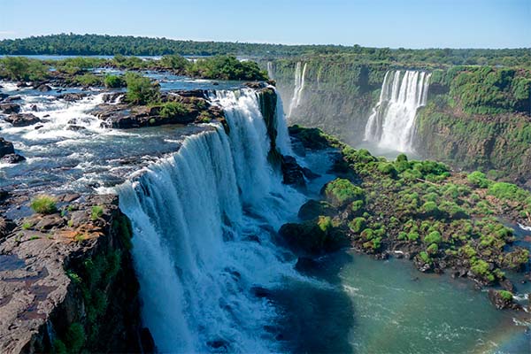 Imagen panorámica de las Cataratas del Iguazú.