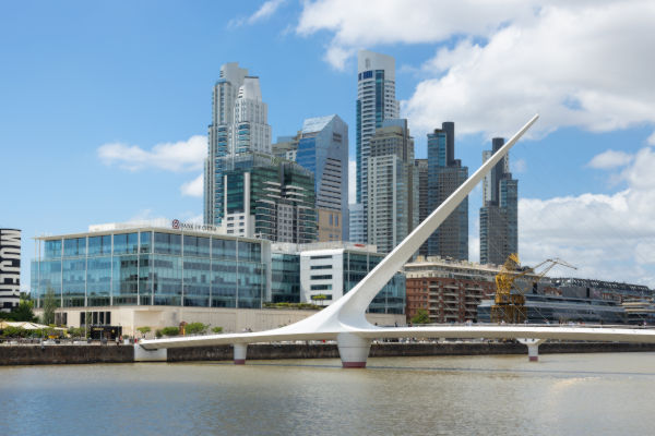Vista de Puerto Madero y el Puente de la Mujer en Buenos Aires.