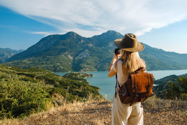 Turista tomando fotos en la montaña