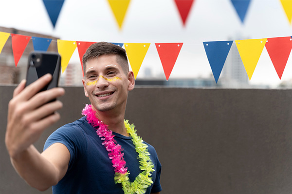 Hombre celebrando carnaval en Colombia