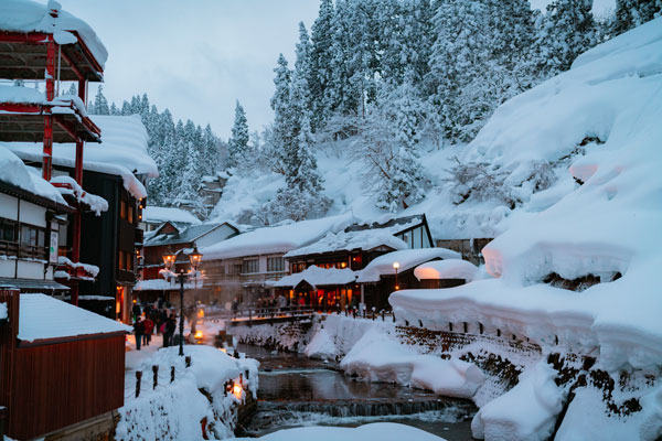 paisaje nevado en la zona de aguas termales en Ginzan Onsen, Yamagata, Japón