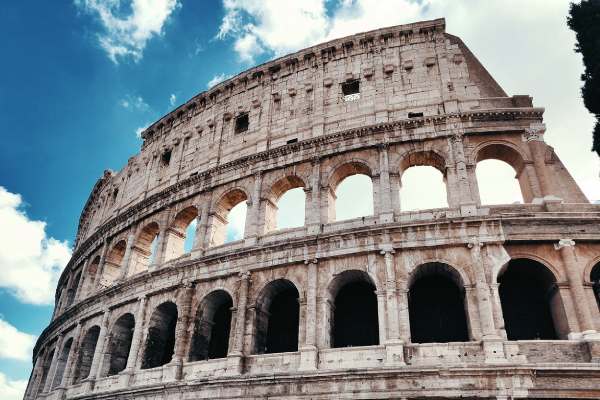 imagem do Coliseu, um dos principais monumentos de Roma, em primeiro plano