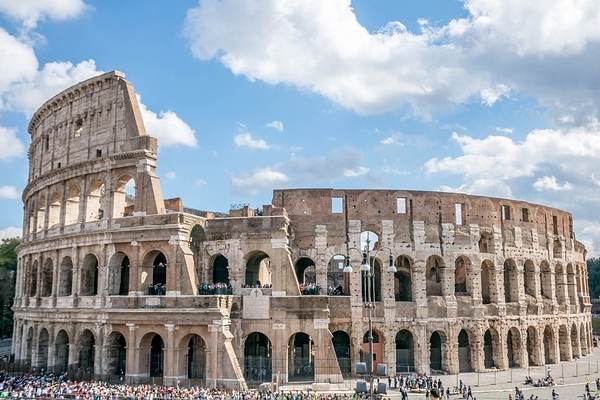 imagem do Coliseu, um dos principais monumentos de Roma, mostrando fila de entrada e pessoas próximas