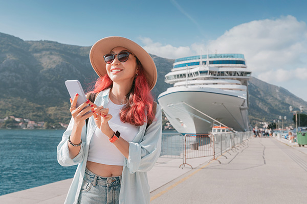 Turista en un puerto cerca de un crucero