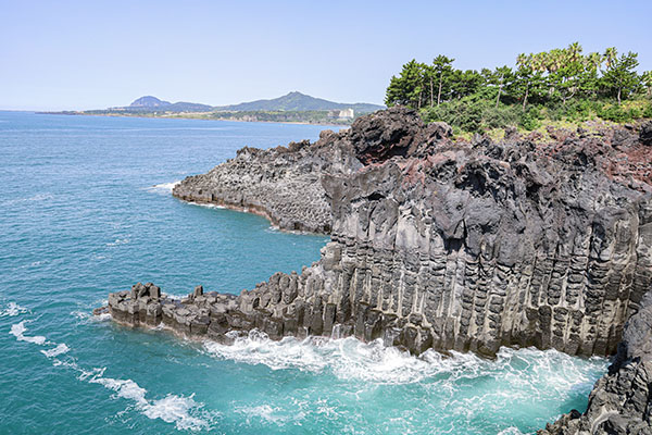 Acantilados en isla de Jeju, Corea del Sur