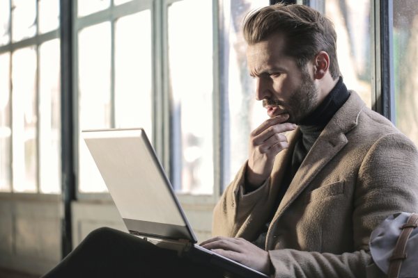 Imagem de pessoa usando o computador para trabalhar representando cotação de seguro viagem