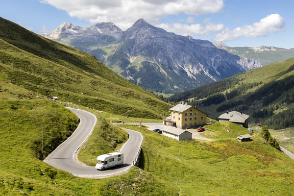 Motorhome en carretera alpina, Suiza
