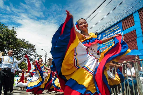 Una chica colombiana bailando en un festival
