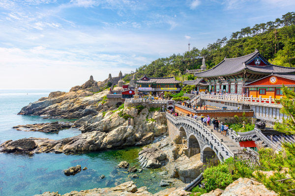 Una hermosa joven asiática, vestida con un tradicional hanbok coreano, está viajando por la aldea de Bukchon Hanok en Seúl, Corea del Sur.