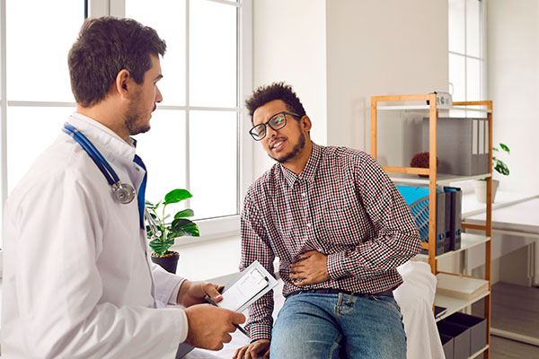 Paciente masculino con dolor abdominal en la consulta con el médico