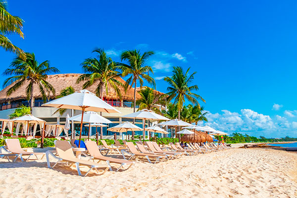 Sombrillas y tumbonas en Playa del Carmen, México