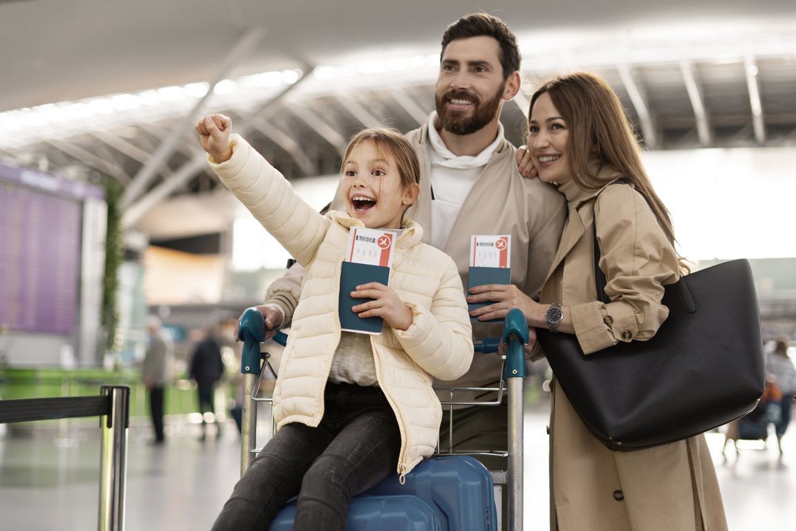 Imagem de uma família composta por homem, mulher e uma criança, em aeroporto, em artigo de blog que responde à dúvida sobre crianças pagarem passagem de avião em voos nacionais e internacionais 