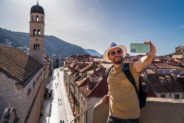 Turista tomando un selfie en las murallas de Dubrovnik, Croacia.
