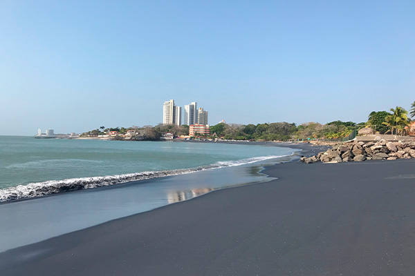 Arena negra en Playa Gorgona, Panamá