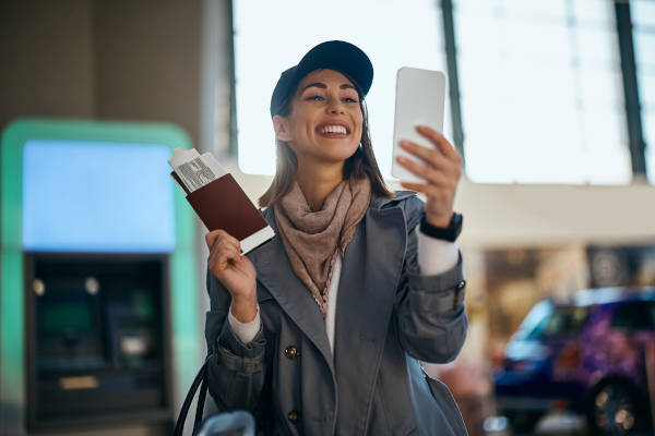 Persona sosteniendo pasaporte en el aeropuerto