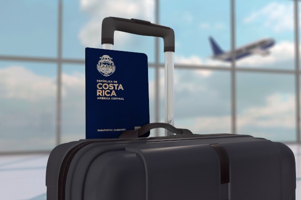 Pasaporte de Costa Rica sobre una maleta