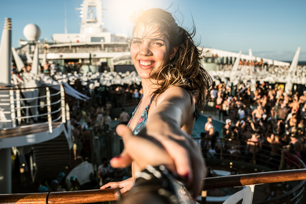 Chica en un crucero sonriendo y sosteniendo una mano