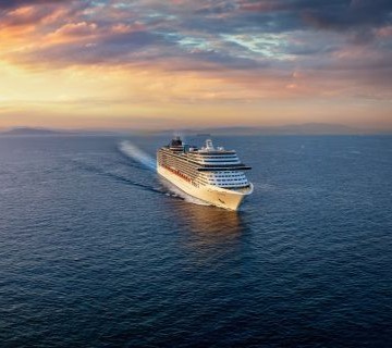 Mujer a punto de subirse a uno de los cruceros de última hora.