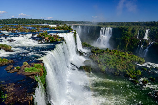Vista panorámica de las Cataratas del Iguazú, ubicadas en la frontera entre Brasil y Argentina.