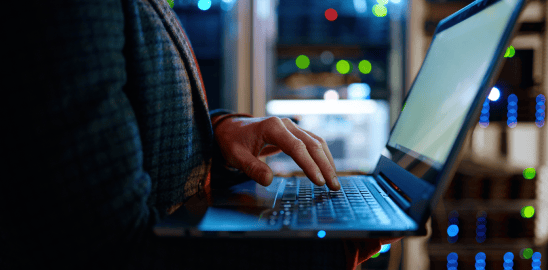 Persona trabajando en una computadora