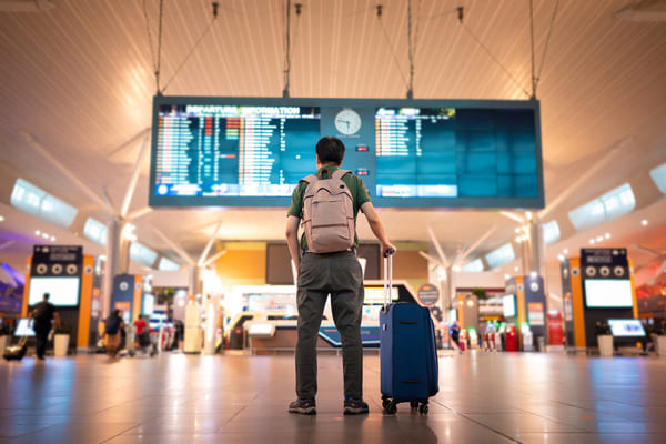 hombre esperando en aeropuerto