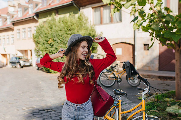 una chica disfrutando de su viaje