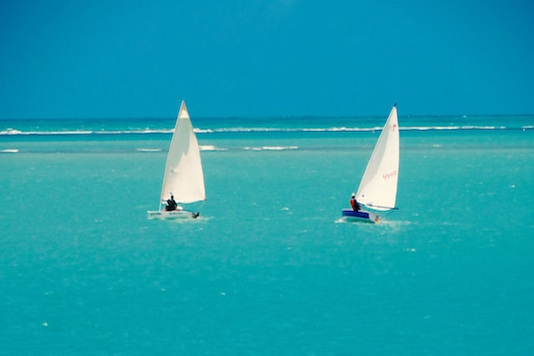 Dois barcos à vela no mar azul de Maceió, Alagoas.