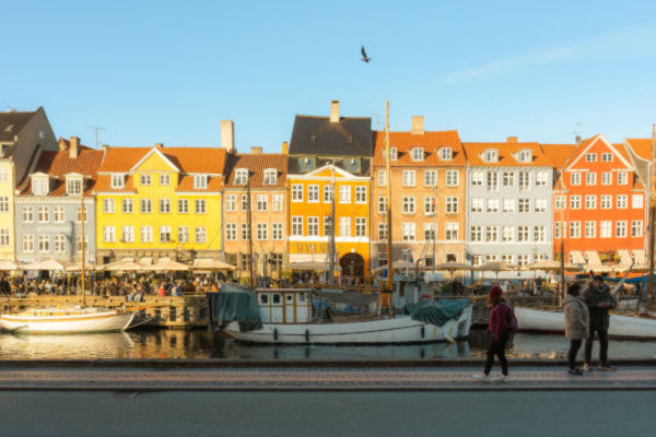 Barcos atracados frente a las casas de colores en el puerto de Nyhavn, en Copenhague.