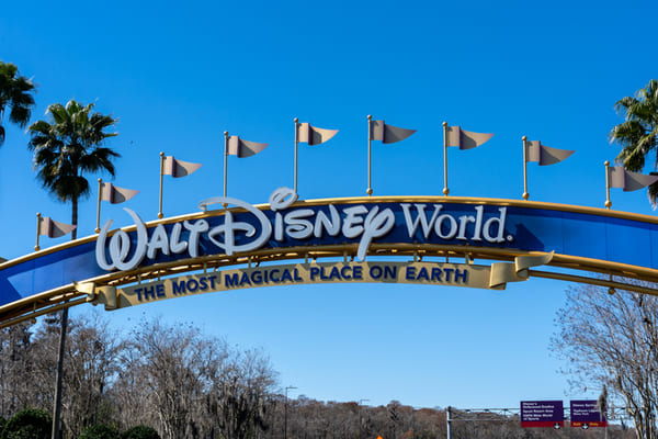 Una puerta de arco de Walt Disney World en la carretera en Orlando, Florida, EE. UU
