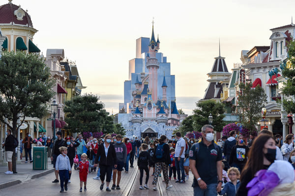 Turistas que regresan a Disneyland Paris