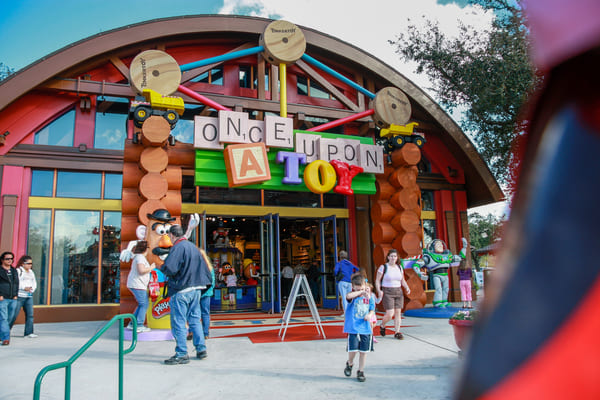 La gente va a la entrada de Once Upone una tienda de juguetes en downtown Disney en Orlando