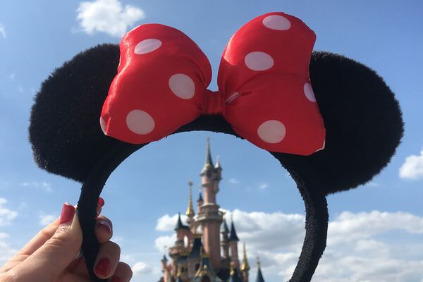 Turista observa el castillo de Disney con una vincha de Minnie