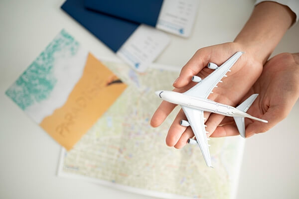 imagem de uma pessoa carregando nas mãos uma miniatura de avião