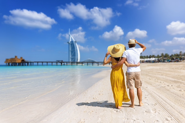 pareja turista en una playa de Dubai