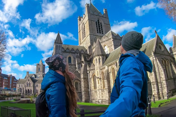 Pareja de turistas en la Catedral de la Iglesia de Cristo en Dublín, Irlanda, en un día soleado.