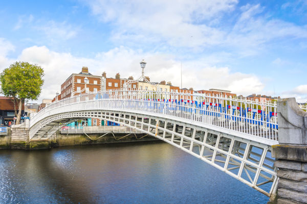 Vista del puente Ha'penny sobre el río Liffey en Dublín, Irlanda.