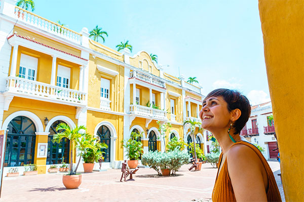 una mujer feliz viajando por Colombia