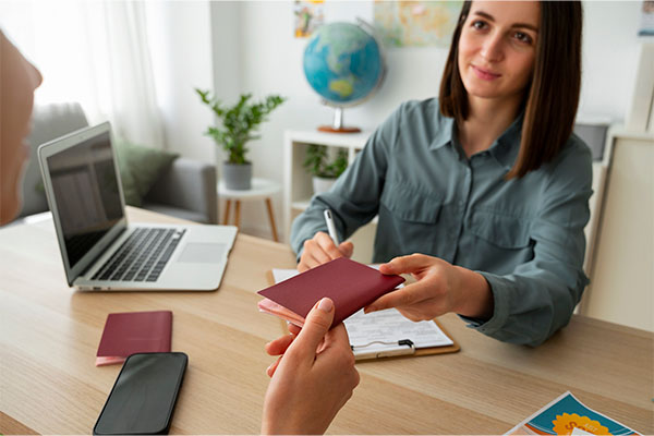 Una mujer haciendo los trámites para una visa