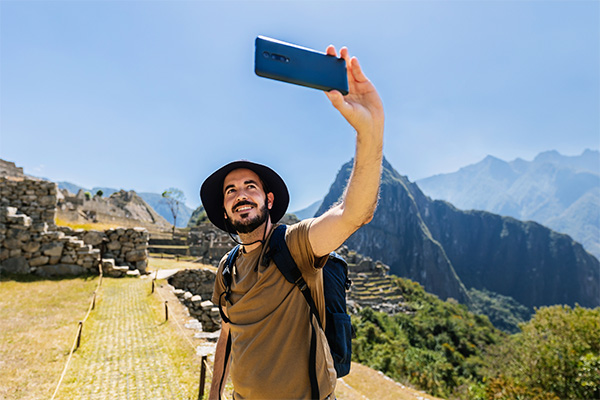 Un hombre se saca una selfie en Machu Picchu