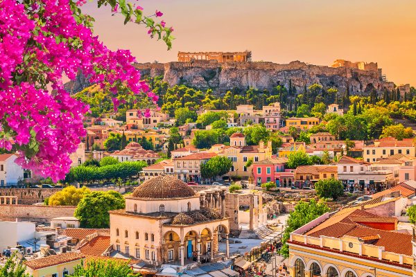 Atenas con la plaza Monastiraki y la colina de la Acrópolis, Grecia