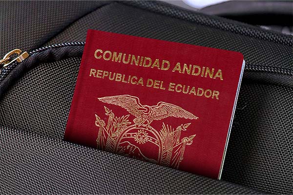 Una pasaporte ecuatoriano para viajar