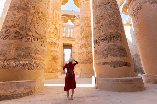 Mujer viajera explorando las ruinas del antiguo templo de Karnak en la ciudad de Luxor en Egipto.