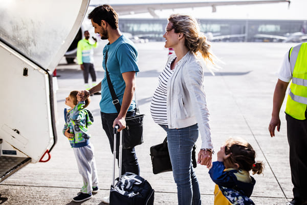 Familia a punto de abordar en un avión.