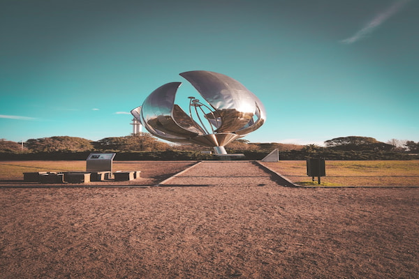 Floralis Genérica fechada na Praça Naciones Unidas, em Buenos Aires